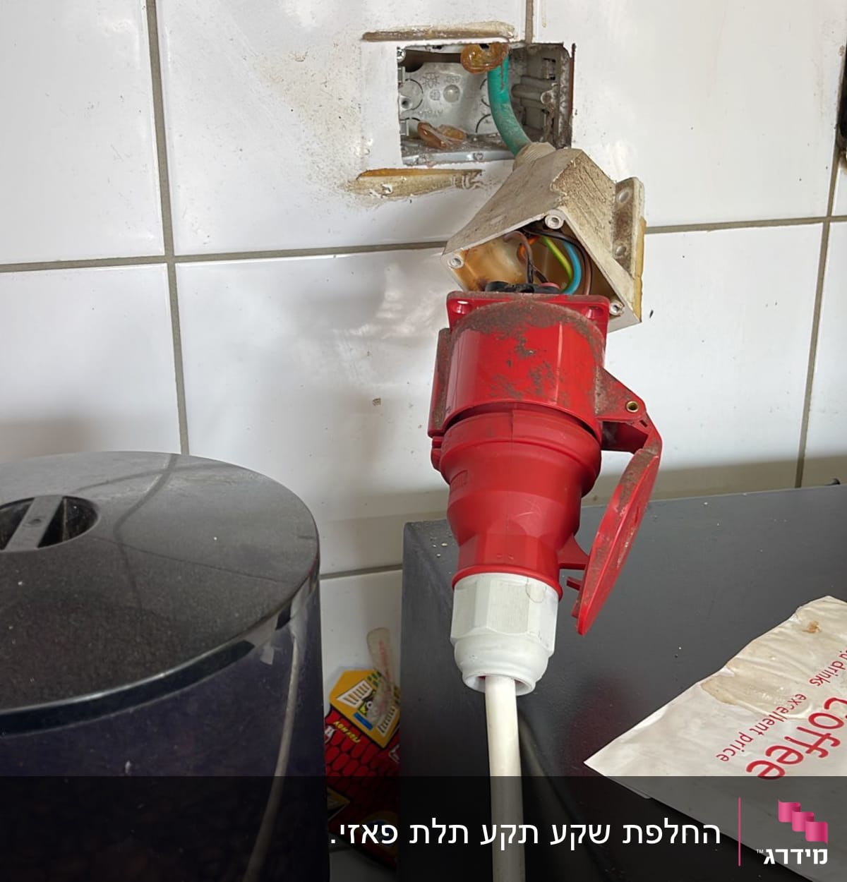 שקע חשמלי פתוח עם חוטים חשופים וחיבור אדום